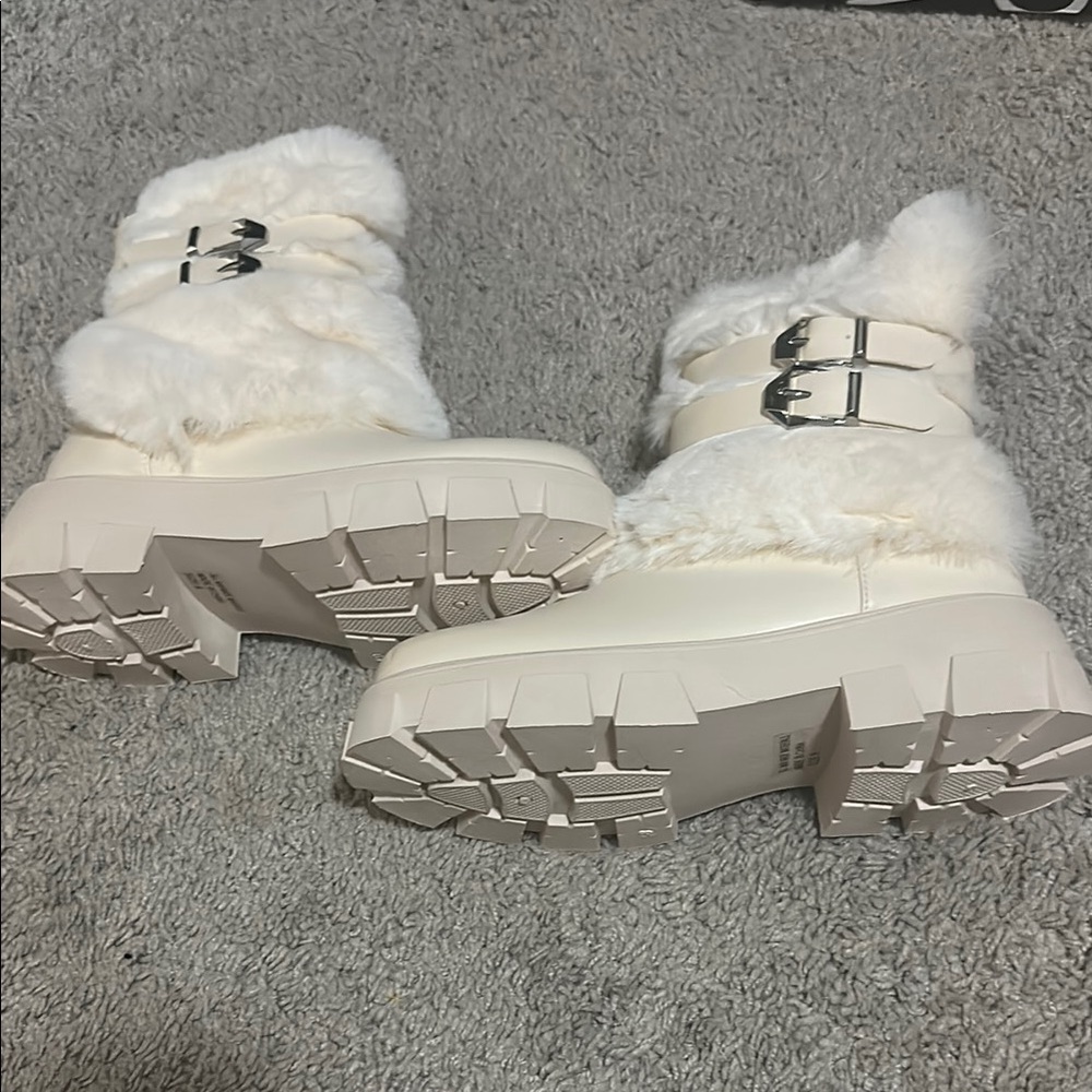 Stylish Cream Fur-Lined Women's Boots - Picture 2 of 6